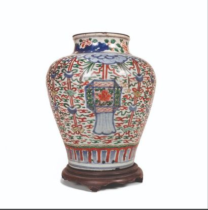 null CHINE Potiche de forme balustre en porcelaine décorée en émaux Wucai de motifs...