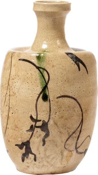 null BOUTEILLE à saké en grès beige à décor de tiges feuillagées stylisées et coulure...
