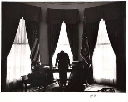 null George Tames (1919-1994)

John F. Kennedy dans le bureau oval [The Loneliest...