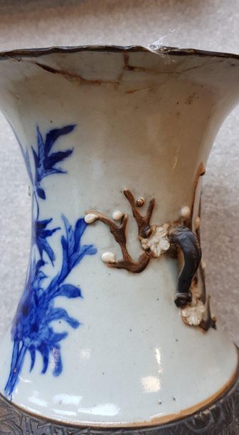 null VASE ovoide en porcelaine à décor bleu d'oiseaux branchés et de pivoines (accidents...
