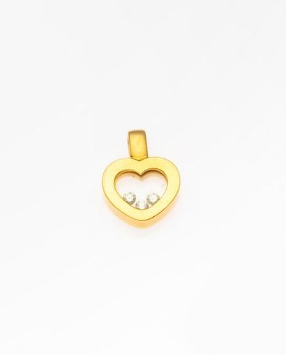 null Pendant featuring a stylized heart in yellow gold, 750 MM, centered with three...