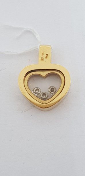 null Pendant featuring a stylized heart in yellow gold, 750 MM, centered with three...