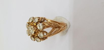 null Twisted yellow gold ring, 750 MM, centered on a diamond weighing about 0.70...