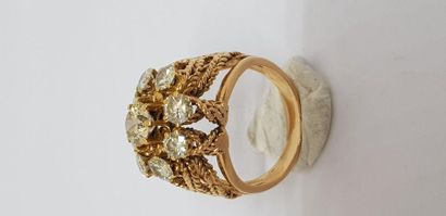 null Twisted yellow gold ring, 750 MM, centered on a diamond weighing about 0.70...
