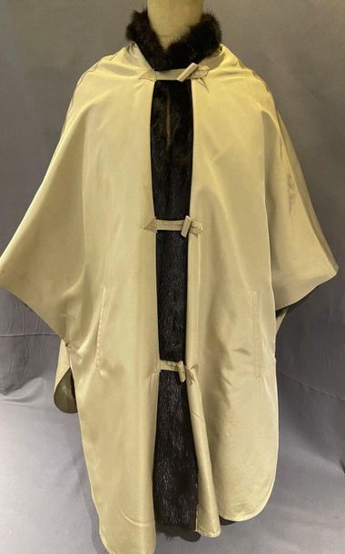 null Waterproof cape in reversible and removable beige polyester with mink lining,...