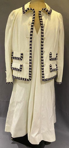 null CHANEL 
 
Set in ivory shaped cotton honeycomb type composed of a jacket fully...