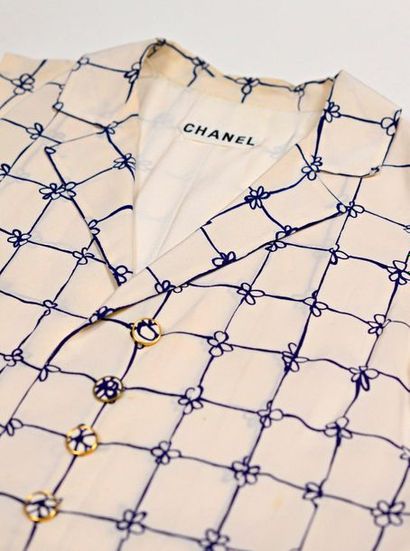 null CHANEL

Ensemble en soie ivoire à décor de grands carreaux bleu avec motifs...