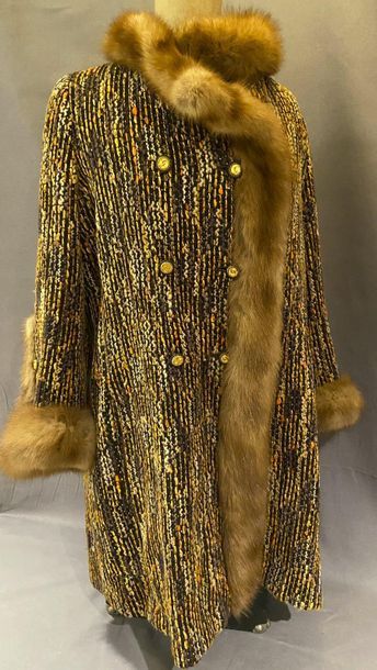 null CHANEL

Coat ¾ in wool tweed in black, beige, orange, small stand-up collar,...