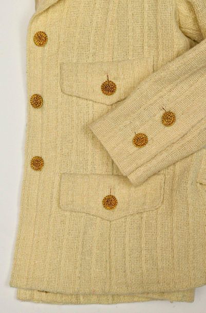 null CHANEL

Off-white wool tweed suit made up of a jacket with a notched collar...