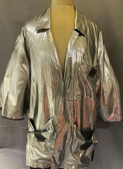 null DONNATEG

Silver laminated polyester jacket, small collar, sleeves ¾, 3 large...
