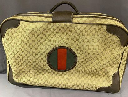 null GUCCI

Soft suitcase in coated canvas with beige logo and brown leather, decorated...