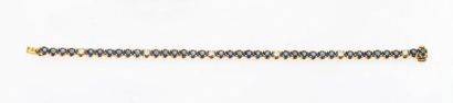 null Beau bracelet ligne en or jaune, 750 MM, souligné de très beaux saphirs ronds...