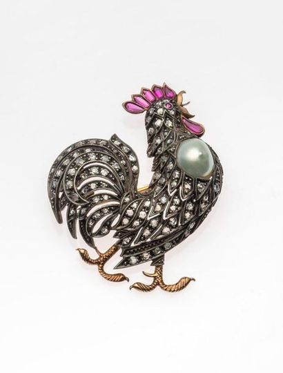 null Brooch drawing a walking rooster in yellow gold 750MM and silver 925 MM, covered...