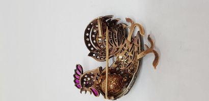 null Brooch drawing a walking rooster in yellow gold 750MM and silver 925 MM, covered...