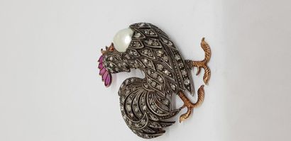 null Broche dessinant un coq marchant en or jaune 750MM et , argent 925 MM, recouvert...