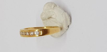 null Lot : Demi alliance et bague en or jaune, 750 MM, centrée de diamants et recouverte...