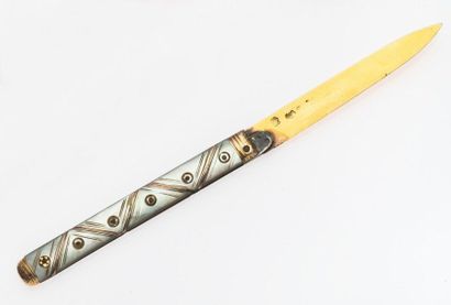 null Charming FOLDING KNIFE yellow gold blade, steel frame. Mother-of-pearl plate...