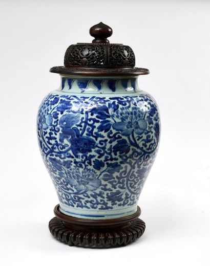 null CHINE Potiche couverte en porcelaine à décor bleu et blanc de fleurs et rinceaux...
