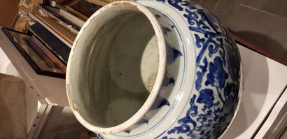 null CHINE Potiche couverte en porcelaine à décor bleu et blanc de fleurs et rinceaux...