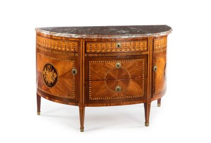 null Commode demi lune en marqueterie d'aile de papillon, médaillons fleuris et frises

Fin...