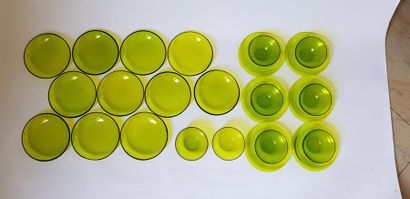 null LALIQUE FRANCE
partie de service en cristal vert anis comprenant huit tasses,...