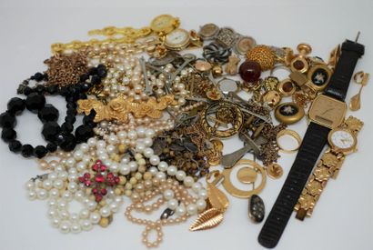 null Fort lot de bijoux fantaisie comprenant pendentifs, boucles d'oreilles, bracelets,...