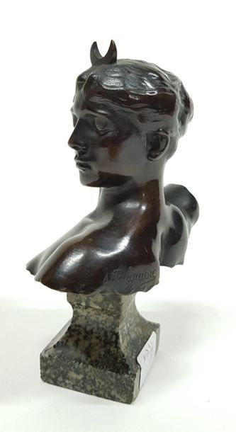null Alexandre FALGUIERE (1831-1900)
Diane
Bronze à patine brun noir signé au dos,...