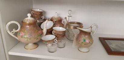 null LOT de porcelaine comprenant: deux parties de service thé et café décor polychrome...