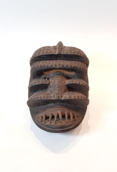 null Masque de style DAN Côte d' Ivoire en bois avec des clous 
34 x 20 cm