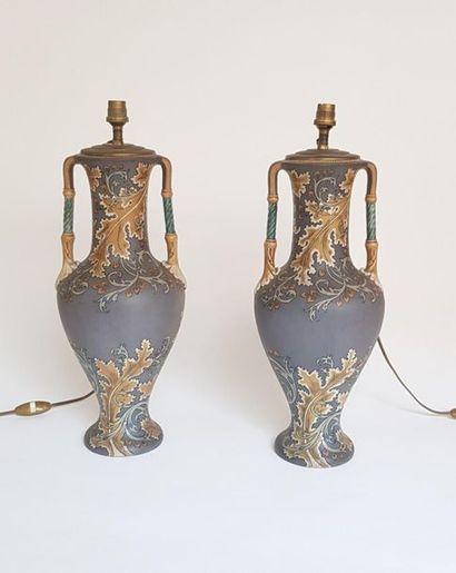 null Paire de Vases Art Nouveau en grès de Mettlach à deux anses, à décor de feuilles...