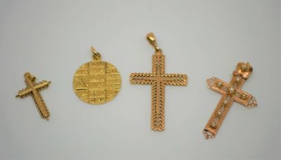 null Un lot en or jaune 750MM comprenant trois croix l'une sertie de petites perles
Poids...