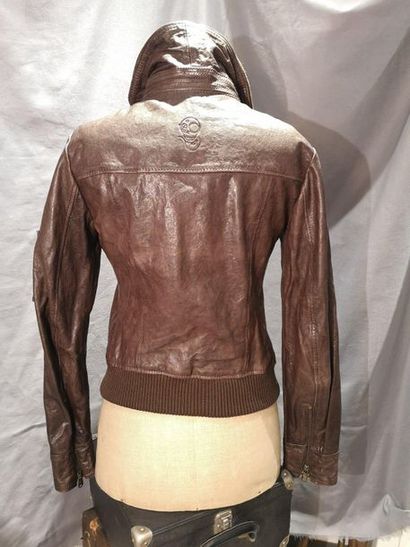 null DRASS Made in Italy
Blouson zippé en cuir marron, col montant, deux poches poitrine...