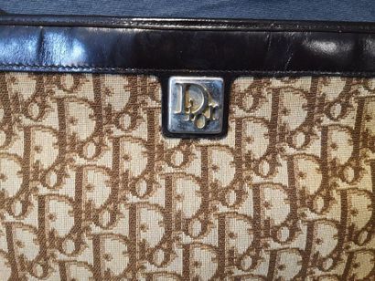 null Christian DIOR
Ensemble de trois bagages de voyage en toile monogrammée à fond...