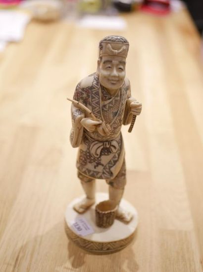 null JAPON
Statuette en ivoire polychrome représentant un homme fumant sa pipe, un...