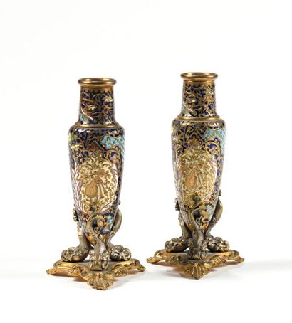 null Paire de petits vases en bronze cloisonnés ; de forme conique, ils sont supportés...