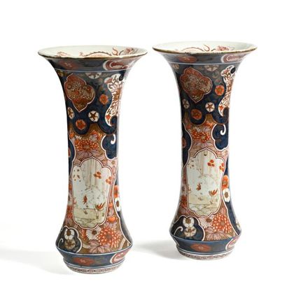 null BAYEUX
Paire de vases cornets en porcelaine décorés dans la palette imari de...