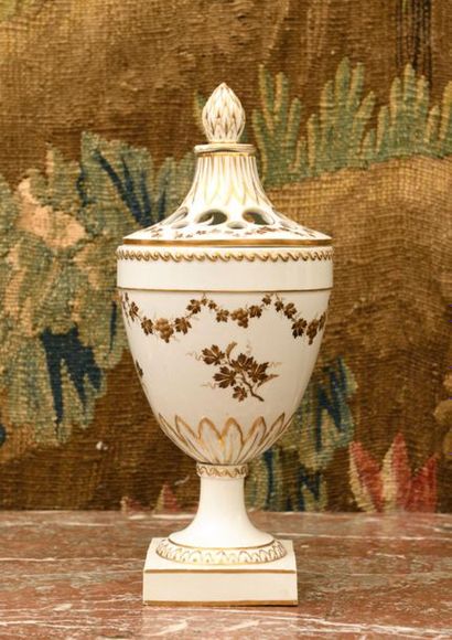 null FURSTEMBERG
Pot-pourri en porcelaine blanche décor à l'or de palmettes, vagues...