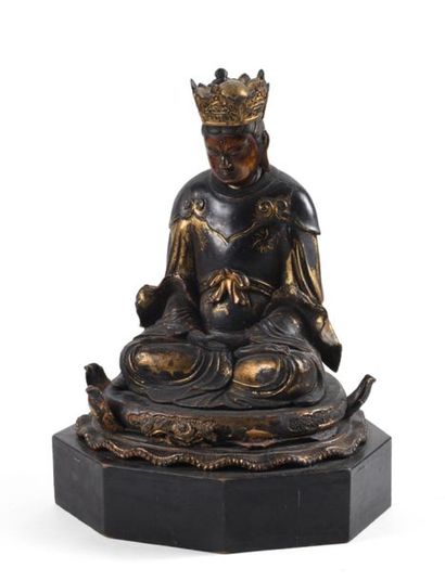 null JAPON - XIXe siècle 
Bodhisattva en bois laqué et doré, assis en padmasana,...