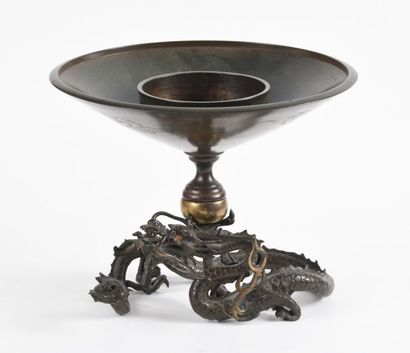 null JAPON - XIXe siècle 
Coupe conique en bronze à patine brune, ciselée de dragons,...