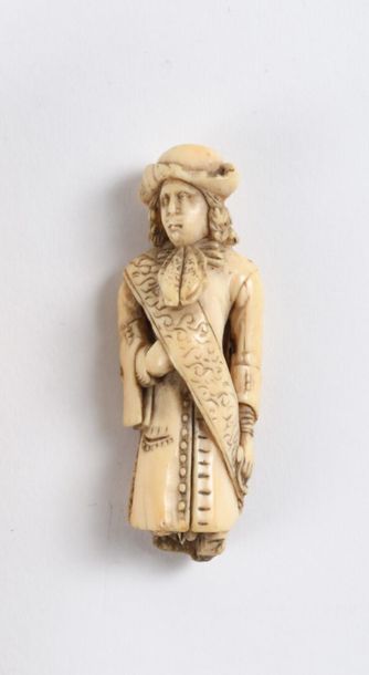 null Groupe en ivoire sculpté figurant un personnage en redingote à l'épée
XVIIIème...