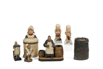 null Lot composé de 
Trois pots à tabac 
Deux paires de figurines en terre cuite...