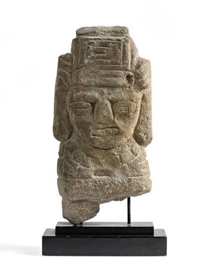 null TEOTIHUACAN
Figure de grand prêtre en pierre
Mexique
Haut. 36 cm 