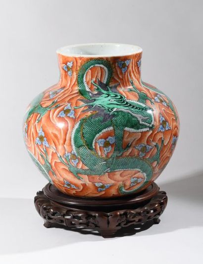 null CHINE
Intéressant et rare vase de forme balustre en porcelaine à large panse...