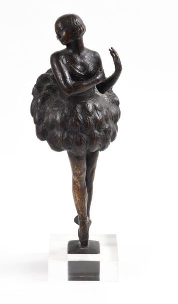 null Richard PETRASCHKE (1885-1937)
La danseuse
Bronze à patine brune, contresocle...