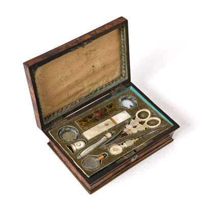 null Burr sewing set, mother-of-pearl and vermeil inside
XIXth century
(small accidents,...