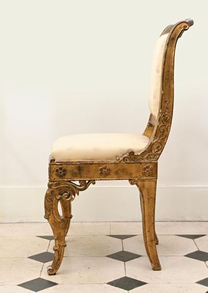 null Paire de chaises à dossier renversé en bois doré, mouluré et sculpté, décor...