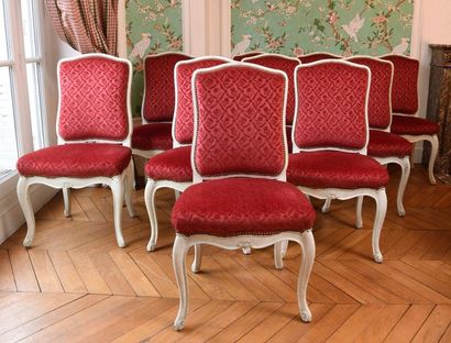 null Suite de dix chaises de salle à manger de style Louis XV en chêne laqué blanc,...
