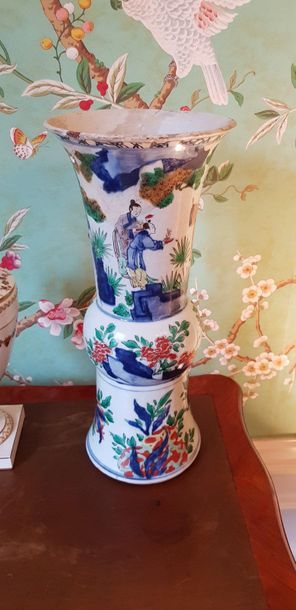null CHINE
Vase à long col à décor, en émaux Wucaï, de dignitaires dans un jardin
Période...