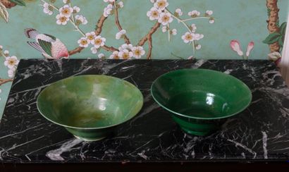 null CHINE
Paire de coupes en porcelaine émaillées à fond vert
XIXème siècle
Diam....