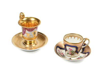 null PARIS
Tasse et sa sous-tasse à fond marbré décorée d'un sucrier doré et de tasses,...